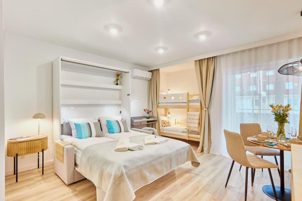 Golden Hour Apartments- Plac Slowianski 26 슈비노우이스쳬 외부 사진